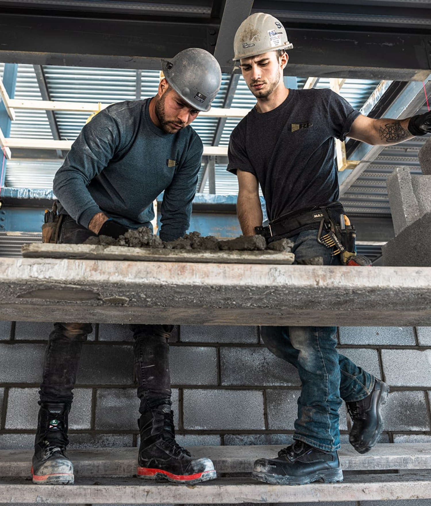 Employés qui travaillent sur un chantier