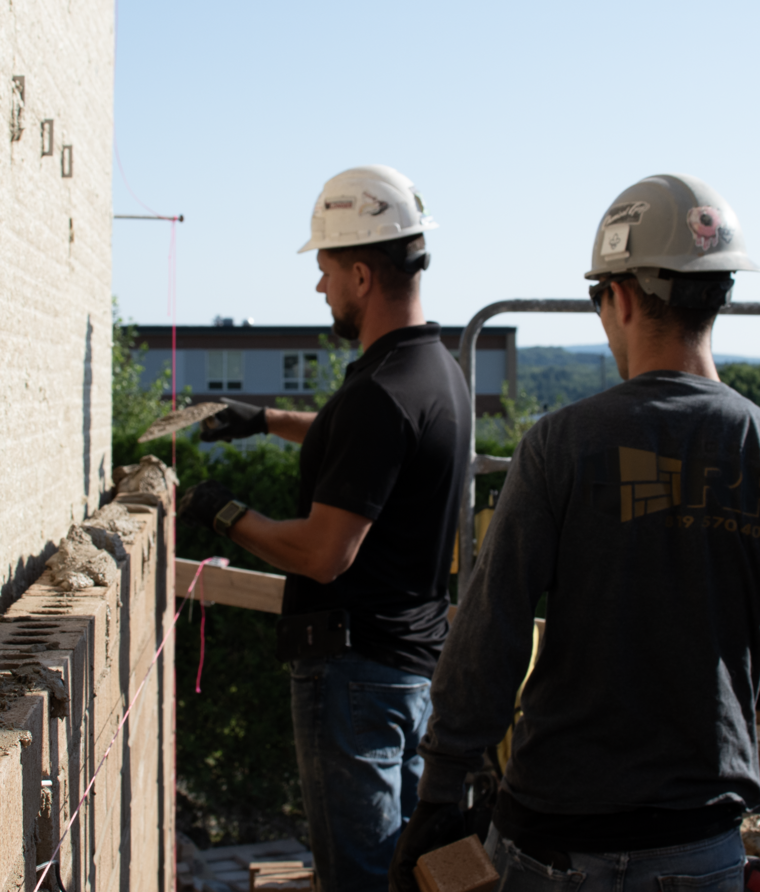 Employés qui travaillent sur un chantier