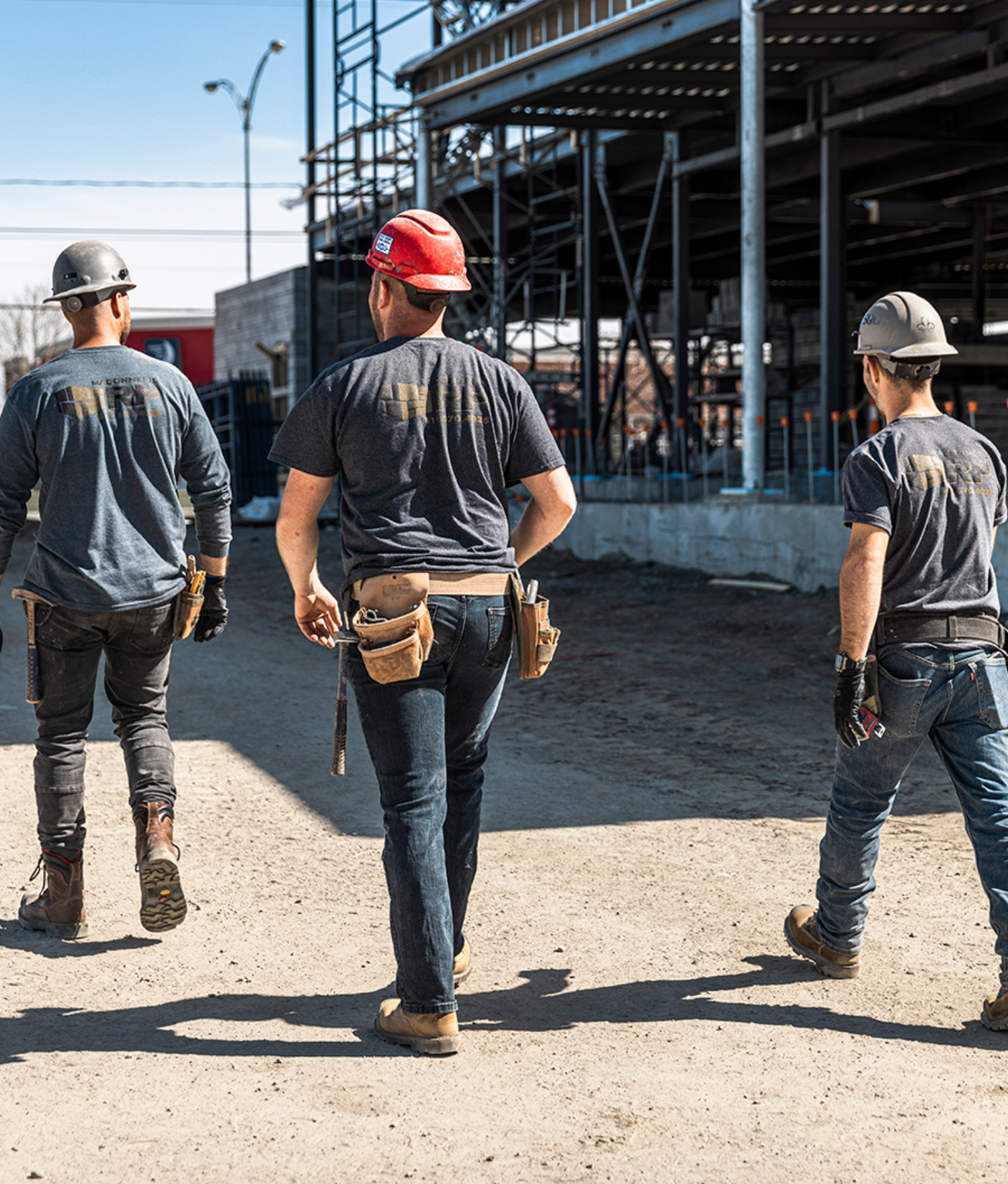 Employés qui marchent sur un chantier